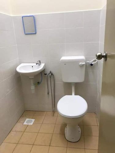 a bathroom with a toilet and a sink at HOMESTAY ALFARUQI GAMBANG (5) in Kampong Pohoi