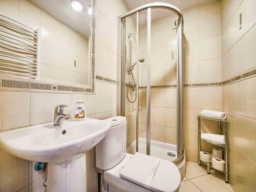 ザコパネにあるVisitZakopane - Mountain Apartmentのバスルーム(トイレ、洗面台、シャワー付)