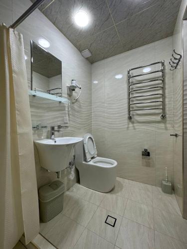 un bagno bianco con lavandino e WC di Zilol Baxt a Samarkand