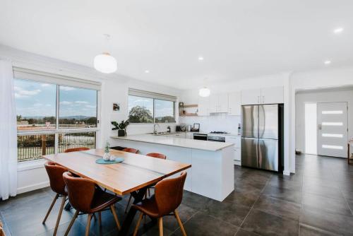 a kitchen and dining room with a table and chairs at Helvetia - Modern Comfort meets Country Convenience in Mudgee
