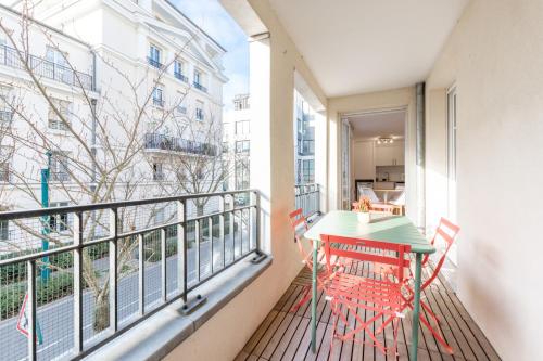 un balcon avec une table, des chaises et une fenêtre dans l'établissement Home Sweet Home by Plaza, à Chessy
