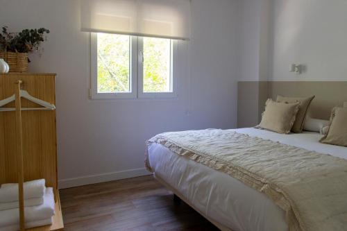 sypialnia z dużym łóżkiem i oknem w obiekcie Alojamientos Rurality Home w mieście La Alberca