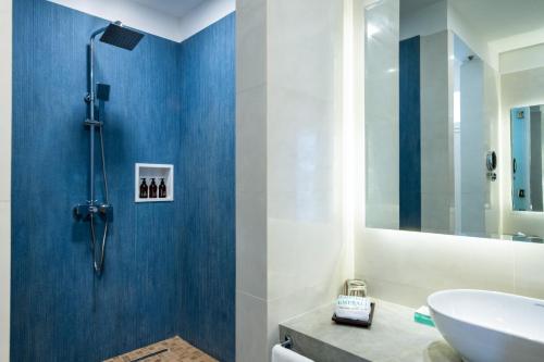 een badkamer met een wastafel en een spiegel bij The Mora Zanzibar in Matemwe