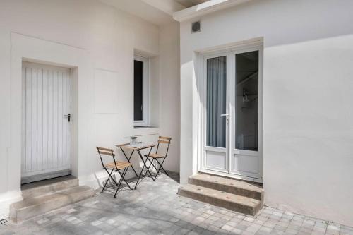 une chambre avec des chaises et une table dans un bâtiment dans l'établissement Aristide#1 - T3 Lumineux et bien équipé, à Saint-Nazaire