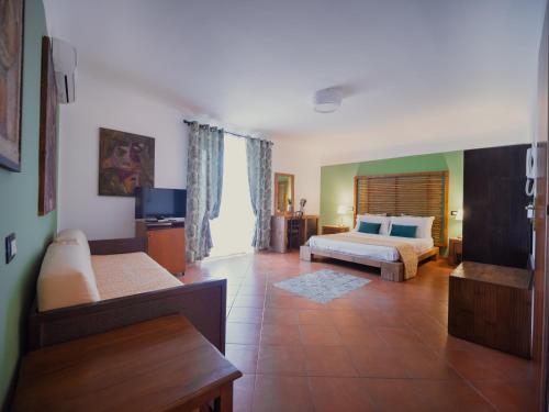ein Wohnzimmer mit 2 Betten und einem Sofa in der Unterkunft Kalamarina Rooms in Palermo