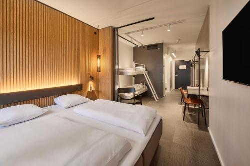 瓦埃勒的住宿－Zleep Hotel Vejle，配有一张床和一张书桌的酒店客房