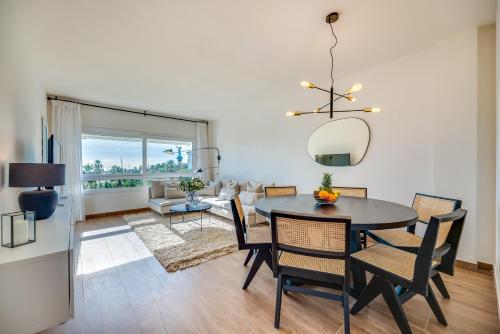 Posezení v ubytování VACATION MARBELLA I Top 1 Puerto Banus Sea Front Rental, Renovated