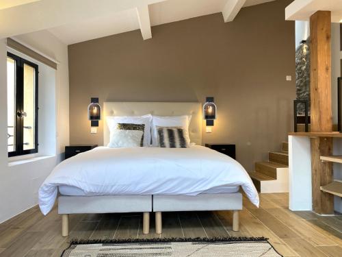 una camera da letto con un grande letto con lenzuola bianche di NEW Maison contemporaine, vieux village de Mougins a Mougins