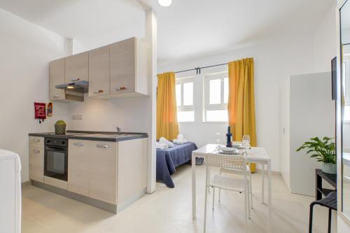 Virtuvė arba virtuvėlė apgyvendinimo įstaigoje Tranquil Msida Creek - 1Bedroom Apartments by ShortletsMalta
