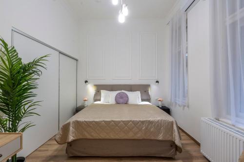 En eller flere senger på et rom på Glamorous Modern Apartment in the Hearth of Budapest