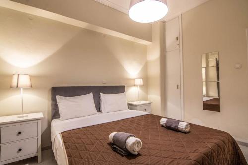 una camera con un letto con due cuscini sopra di Simple ad Atene