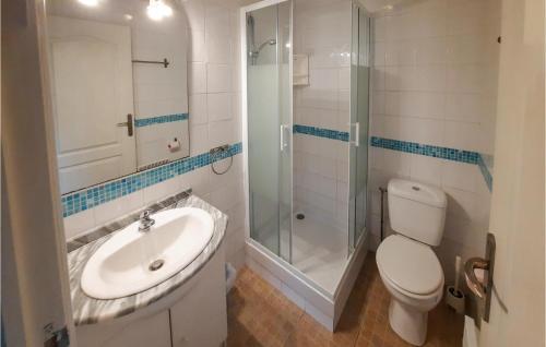 e bagno con servizi igienici, lavandino e doccia. di Amazing Home In Bannalec With Kitchenette a Bannalec