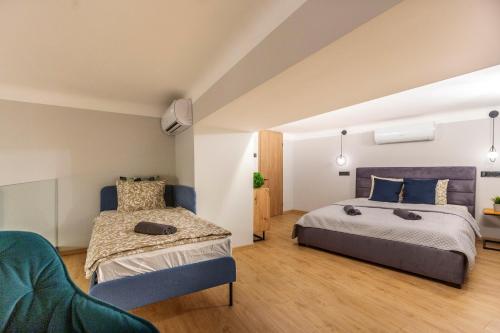 1 dormitorio con 2 camas y sofá en Exclusive New York Residence in the Heart of Budapest, en Budapest