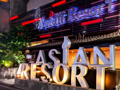 a sign for an asian restaurant on the side of a building at Hotel Asian Resort in Kōtōdaitōri