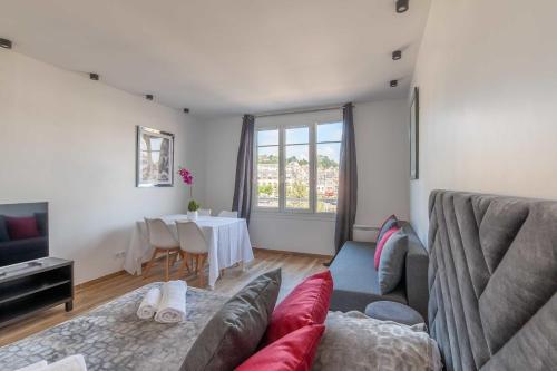 un salon avec un canapé et une table dans l'établissement Large studio for 4 people near Port Deauville, à Deauville