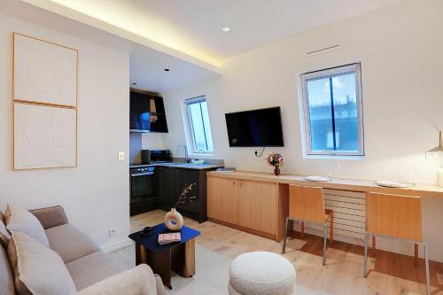 un salon avec un canapé et un bureau dans l'établissement Magnificent apartment - 1BR-4P - Arc de Triomphe, à Paris