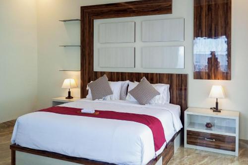 Tempat tidur dalam kamar di Watuduya Resort by The Lavana