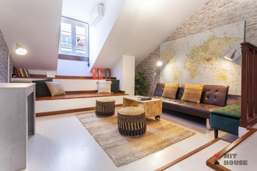 sala de estar con sofá y mesa en MIT House Tribeca Duplex en Madrid, en Madrid