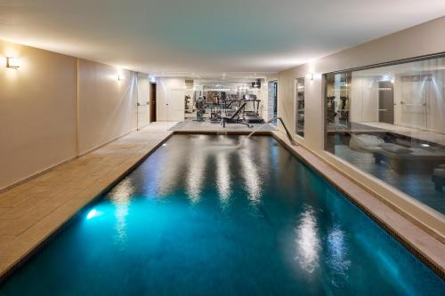 una piscina con acqua blu in un edificio di Santa Eulalia Hotel & Spa ad Albufeira