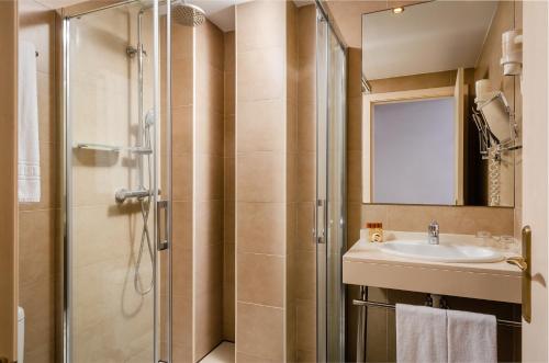 A bathroom at Sunotel Club Central