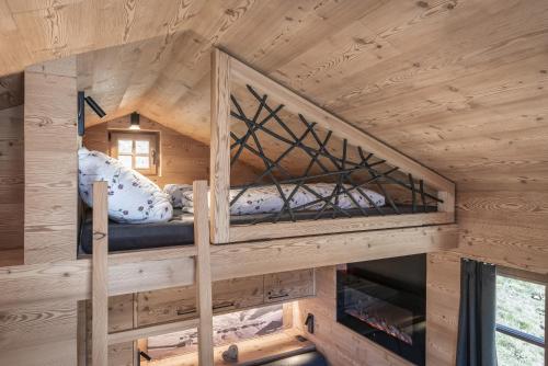 een slaapkamer in een boomhut met een stapelbed bij Almhütte Tauber Fane Alm in Valles