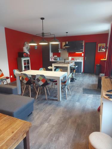 Il comprend un salon et une cuisine avec une table et des chaises. dans l'établissement Maison de bourg paisible, à Parçay-sur-Vienne