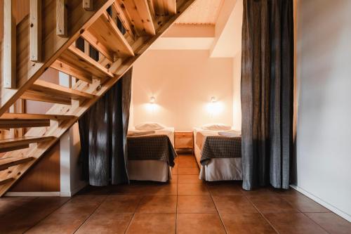 - une chambre avec 2 lits et un escalier dans l'établissement Lapland Hotels Äkäshotelli, à Äkäslompolo