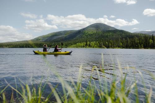 Due persone su una barca gialla su un lago di Lapland Hotels Äkäshotelli ad Äkäslompolo