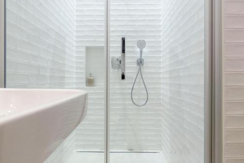 baño blanco con ducha y lavamanos en Luxury Elizabeth Residence next to the New York Café, en Budapest