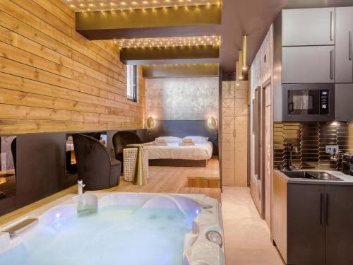 une salle de bain avec une baignoire au milieu d'une pièce dans l'établissement LOVE IN LA CIOTAT, à La Ciotat