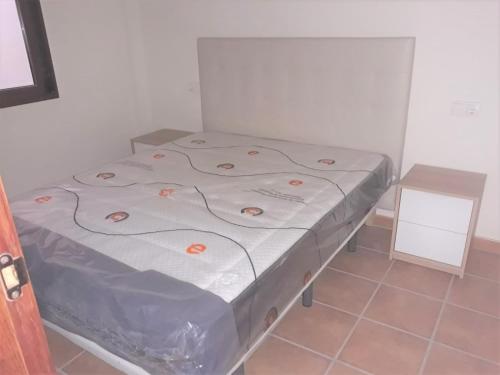 uma cama num canto de um quarto em Beautiful Modern Apartment second line to the beach em Lo Pagán