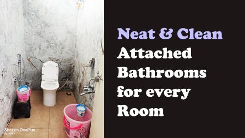een badkamer met een toilet en een vuilnisbak bij Hotel MG INN Kanipakam in Kanipakam