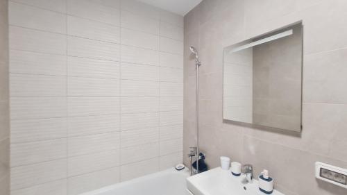 bagno bianco con lavandino e specchio di 5* luxury near Avram Iancu sq New. Private parking a Cluj-Napoca