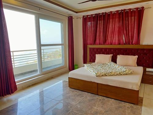 1 dormitorio con 1 cama con cortinas rojas y ventanas en PINE PEAK KASAULI en Kasauli
