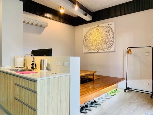 une chambre avec un comptoir et des chaussures au sol dans l'établissement 小城門 親子寵物包棟民宿 City Door Family and Pet-Friendly Entire Homes, à Tainan