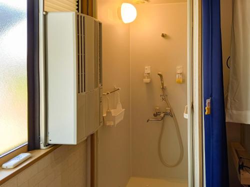 y baño con ducha y puerta de cristal. en Guest House Ihatov - Vacation STAY 00941v en Takamatsu