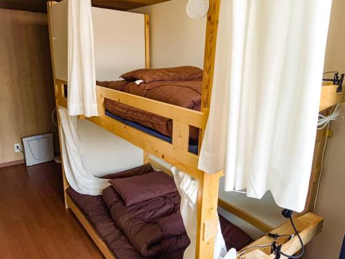 高松市にあるGuest House Ihatov - Vacation STAY 00941vの二段ベッド2組が備わる客室です。