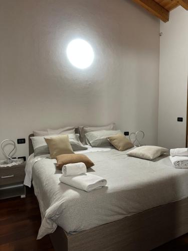 1 dormitorio con 1 cama grande y toallas. en Appartamento Fiordaliso 1, en Montichiari