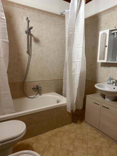 y baño con bañera, aseo y lavamanos. en Appartamento Fiordaliso 1, en Montichiari