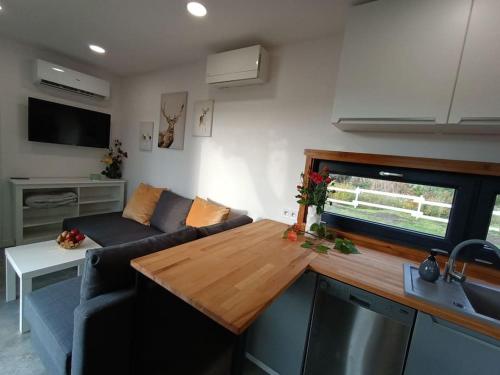 kuchnia i salon z kanapą i stołem w obiekcie Miejsce dla chcących odpocząć w mieście Prabuty