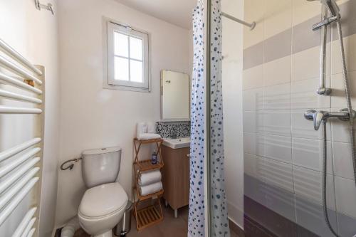 uma casa de banho com um WC, um lavatório e um chuveiro em L'Arbois - T2 avec piscine entre Aix et Marseille em Cabriès