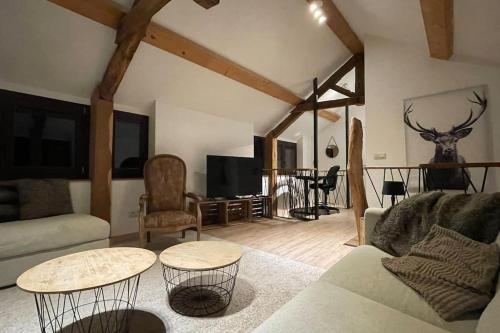 ein Wohnzimmer mit einer Couch und einem Tisch in der Unterkunft Le Belle-Vue in La-Roche-en-Ardenne