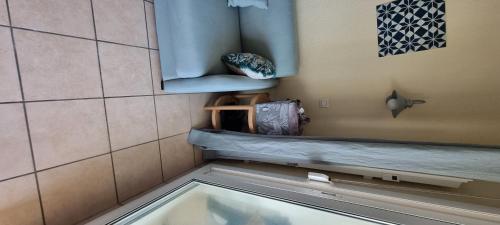 a small bathroom with a sink and a window at Lacanau, Résidence Bleu Marine, appartement 2e étage, exceptionnel car balcon face et vue océan avec piscine ! Et avec parking réservé in Lacanau-Océan