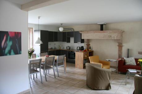 une cuisine et une salle à manger avec une table et des chaises dans l'établissement La Fontenelle - Lovely Holiday House with Swimming Pool, à Cuisery