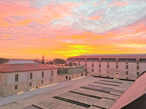 - une vue sur le coucher de soleil depuis le toit d'un bâtiment dans l'établissement Résidence de l'Arsenal Royal - Meublés de Tourisme, à Rochefort