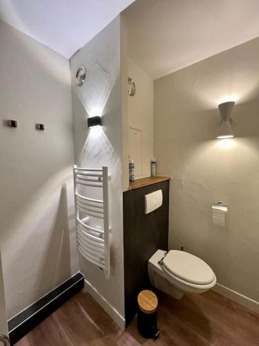 La salle de bains est pourvue de toilettes blanches et d'une lampe. dans l'établissement ARC 1950 - Grand 3 pièces de 75 m - 8 couchages, à Bourg-Saint-Maurice