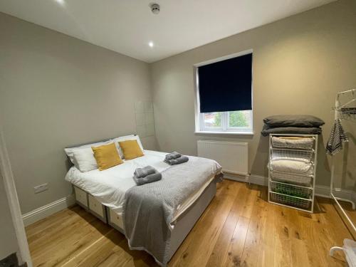 1 dormitorio con cama y ventana en Lovely 1 bedroom apartment with on street parking en Londres