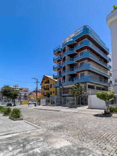 a large apartment building with a parking lot at Cobertura de alto padrão com vista para a Praia do Forte in Cabo Frio
