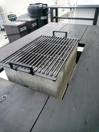 a picnic table with a bed on top of it at オーシャンビューFORTUNA YAKA Ace 12名対応 海まで徒歩 シャワールーム 2 BBQ OK in Kin