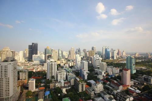 vistas a una ciudad con edificios altos en Omni Tower Sukhumvit Nana by Direct Rooms en Bangkok